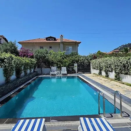 Zümrüt Villa *